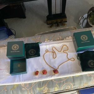 Hutton Wilkinson Jewelry Set. Necklace with matching clip on earrings NRFB